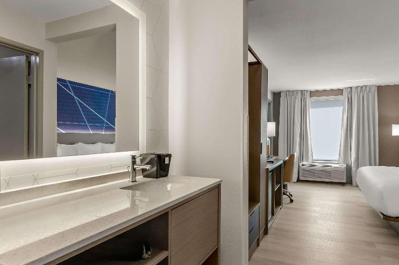 Comfort Inn Conroe image