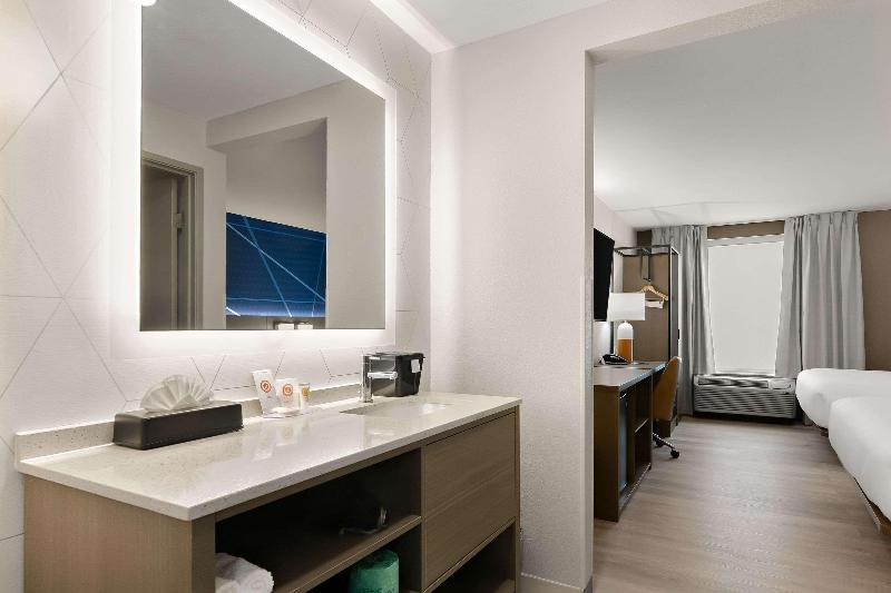 Comfort Inn Conroe image