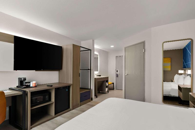 Comfort Inn Conroe image