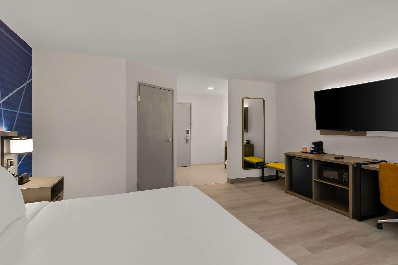 Comfort Inn Conroe image