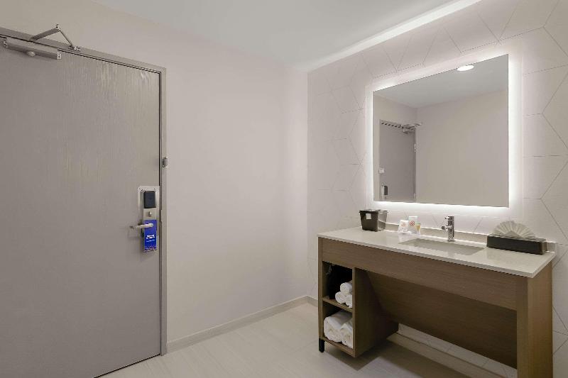 Comfort Inn Conroe image