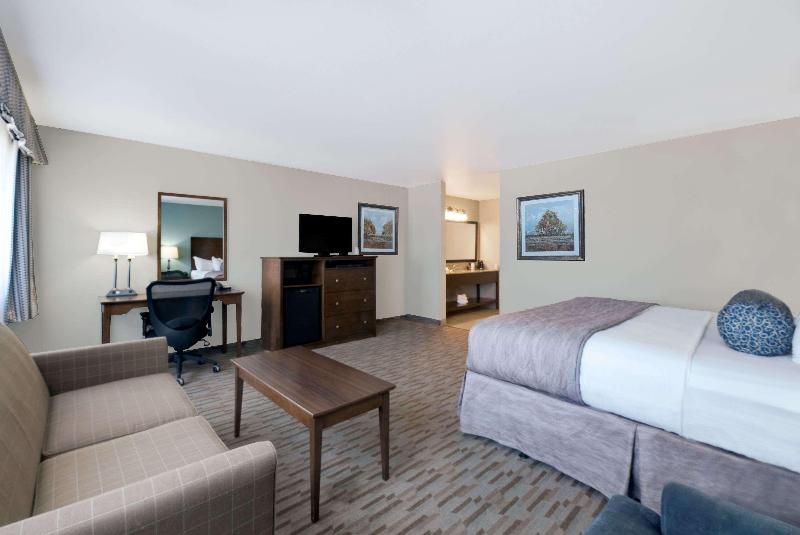 Baymont By Wyndham Minot image