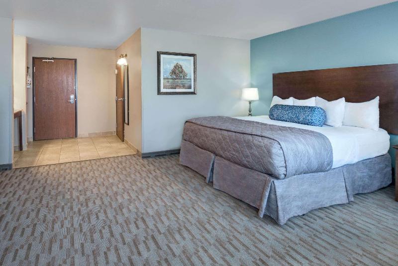 Baymont By Wyndham Minot image