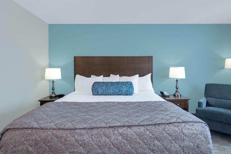 Baymont By Wyndham Minot image