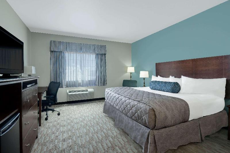 Baymont By Wyndham Minot image
