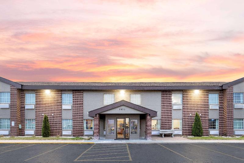 Baymont by Wyndham Beloit image