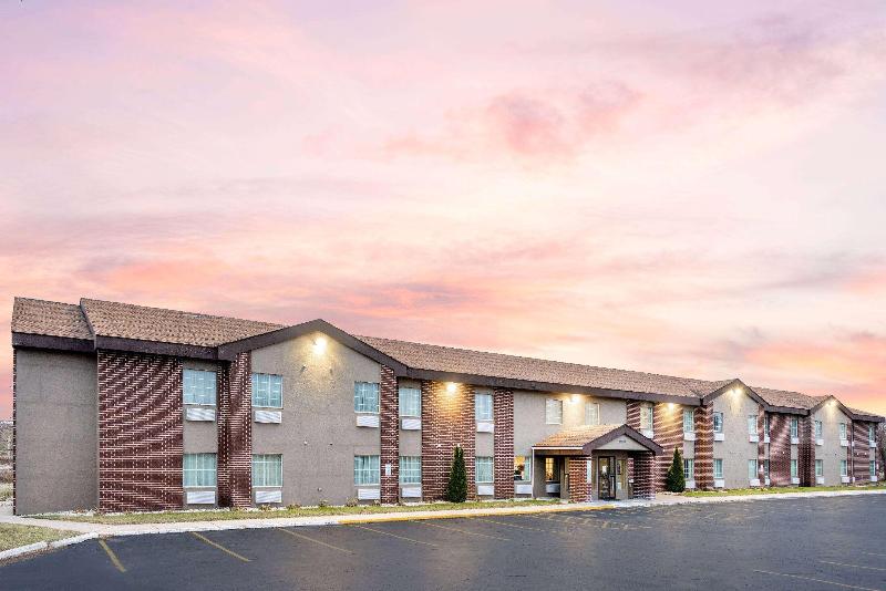 Baymont by Wyndham Beloit image