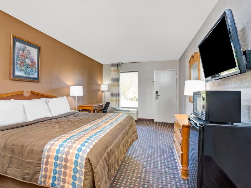 Days Inn By Wyndham Hernando image