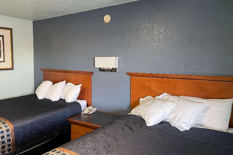 Days Inn By Wyndham Pratt image