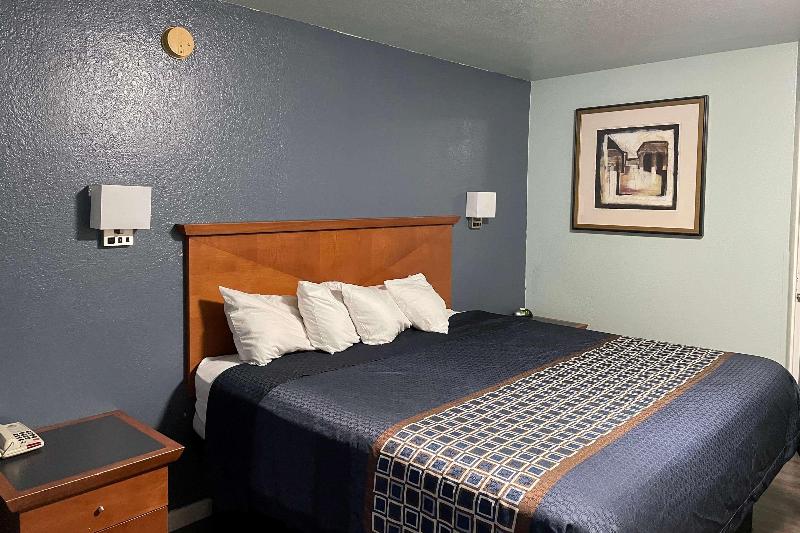 Days Inn By Wyndham Pratt image