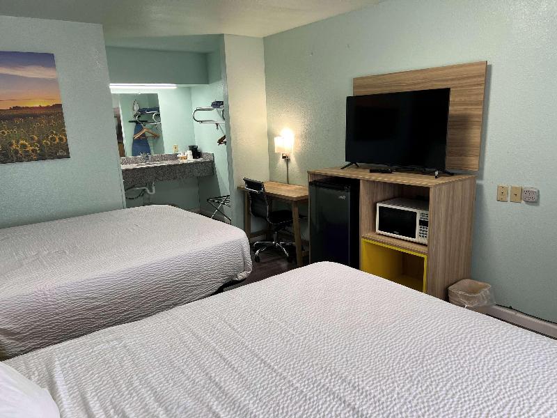 Days Inn By Wyndham Pratt image