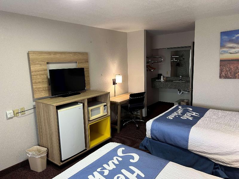 Days Inn By Wyndham Pratt image