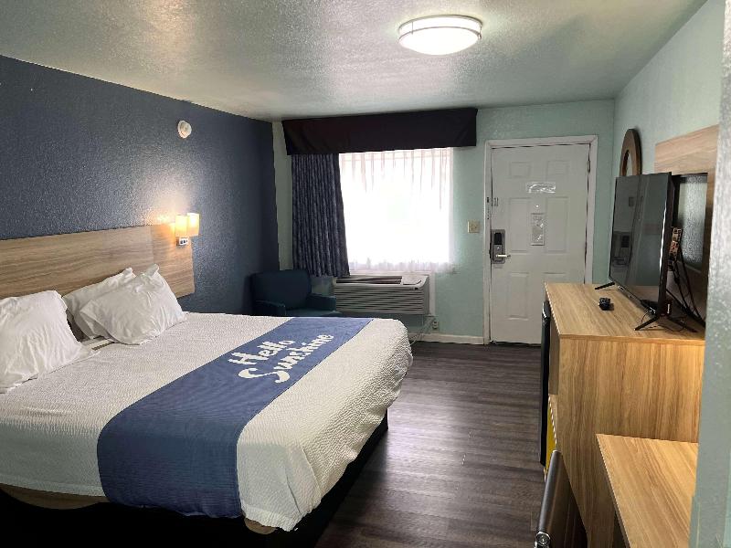 Days Inn By Wyndham Pratt image