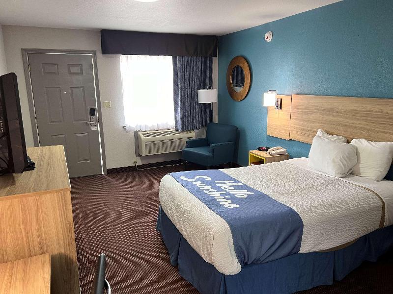 Days Inn By Wyndham Pratt image