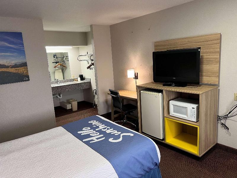 Days Inn By Wyndham Pratt image