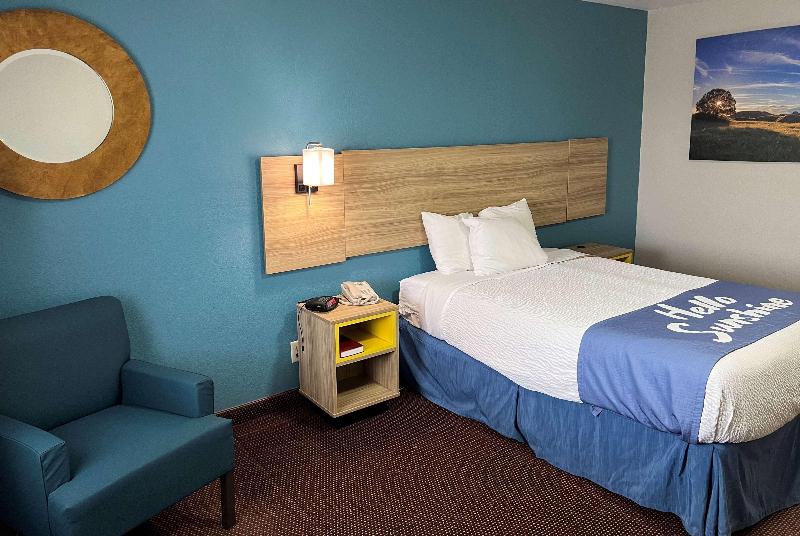 Days Inn By Wyndham Pratt image