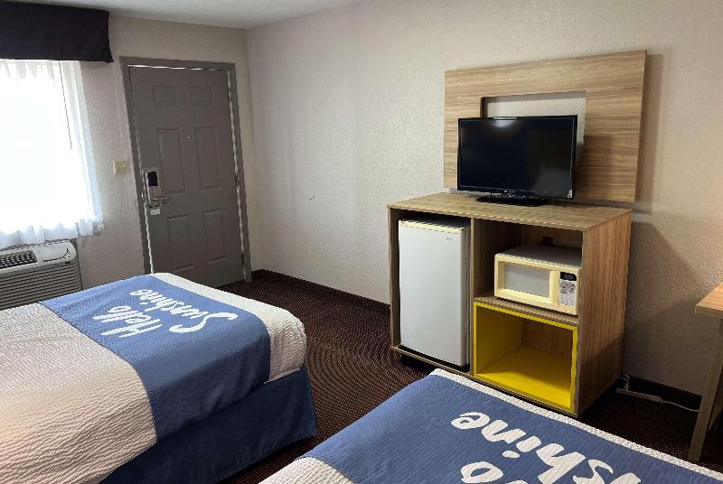 Days Inn By Wyndham Pratt image