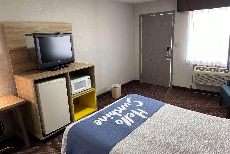 Days Inn By Wyndham Pratt image