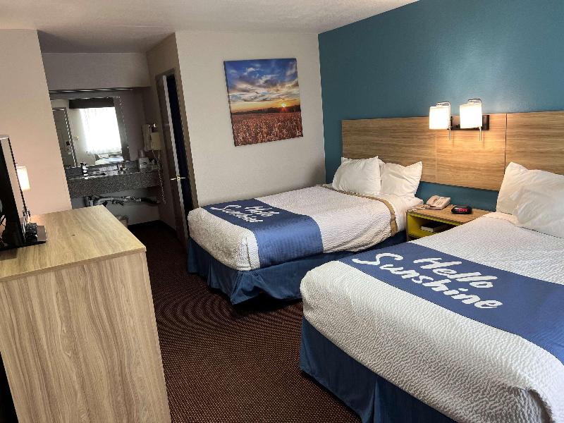 Days Inn By Wyndham Pratt image