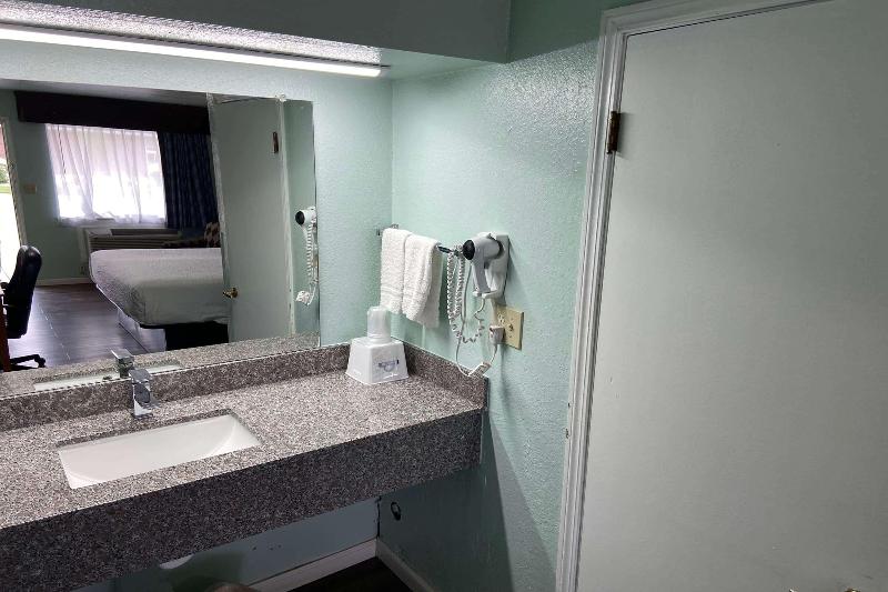 Days Inn By Wyndham Pratt image