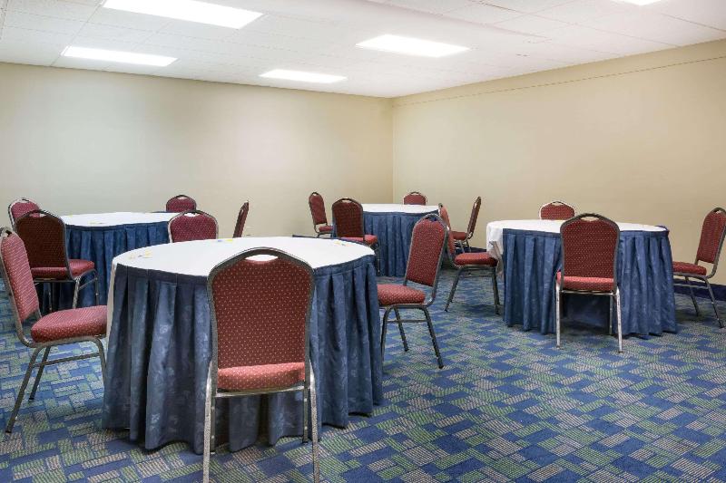 Days Inn & Suites by Wyndham Bridgeport Clarksburg CON
