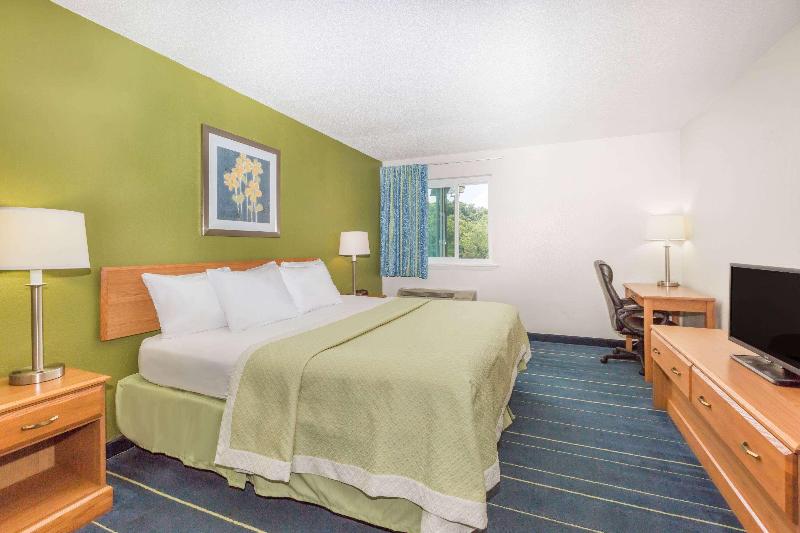 Days Inn & Suites by Wyndham Bridgeport Clarksburg image