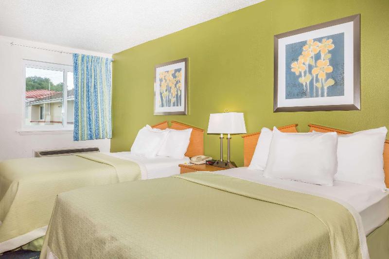 Days Inn & Suites by Wyndham Bridgeport Clarksburg image