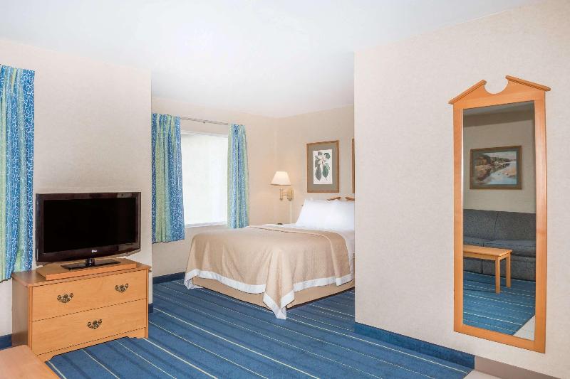 Days Inn & Suites by Wyndham Bridgeport Clarksburg image