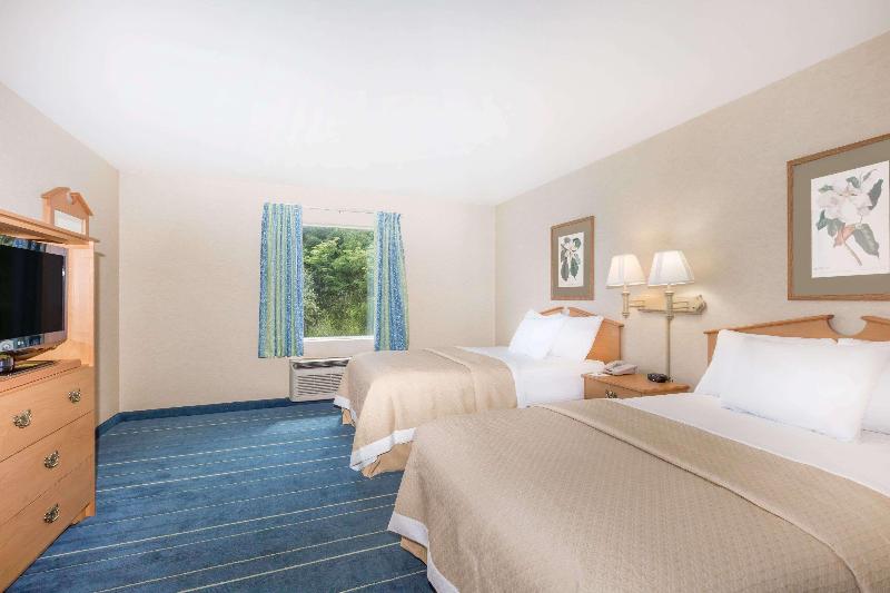 Days Inn & Suites by Wyndham Bridgeport Clarksburg image