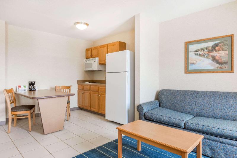 Days Inn & Suites by Wyndham Bridgeport Clarksburg image