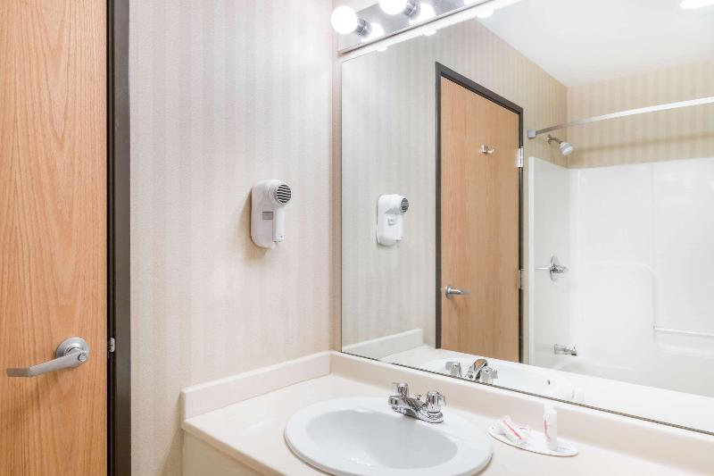 Days Inn & Suites by Wyndham Bridgeport Clarksburg image
