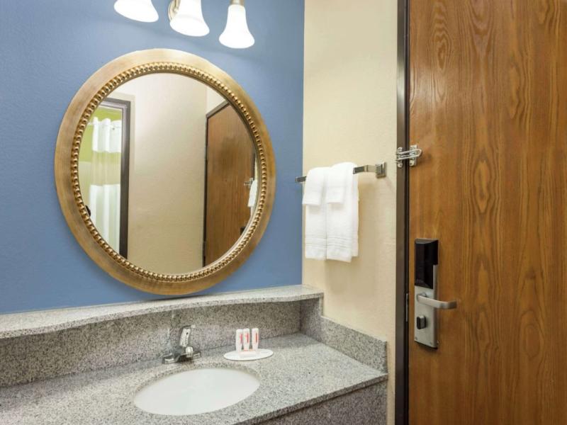 Days Inn By Wyndham Springfield image
