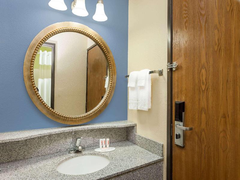 Days Inn By Wyndham Springfield image