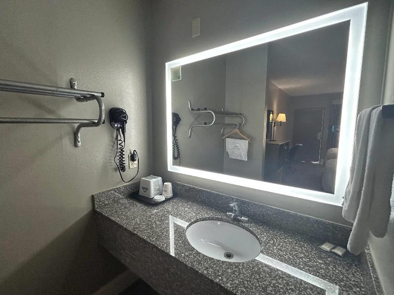 Days Inn by Wyndham Dublin GA image