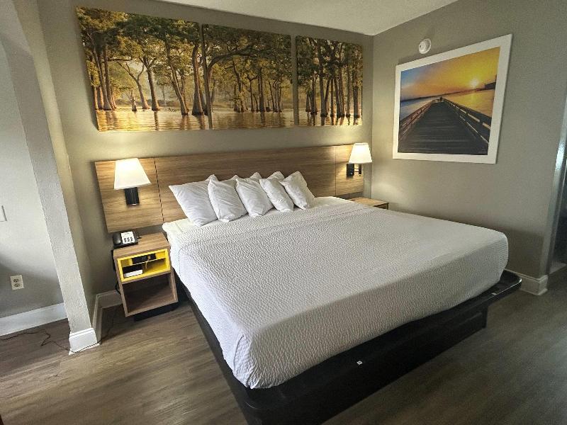 Days Inn by Wyndham Dublin GA image