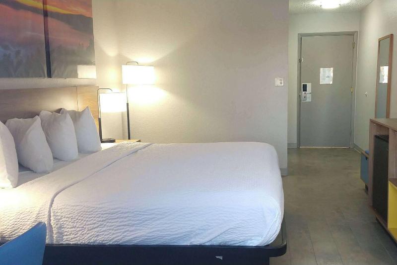 Days Inn by Wyndham Rawlins image