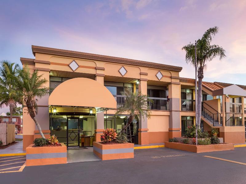 Travelodge By Wyndham Fort Myers North image