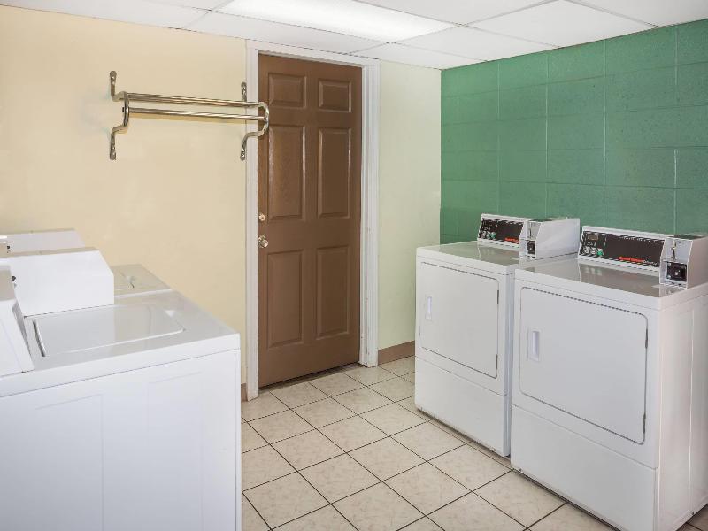 Travelodge By Wyndham Fort Myers North image