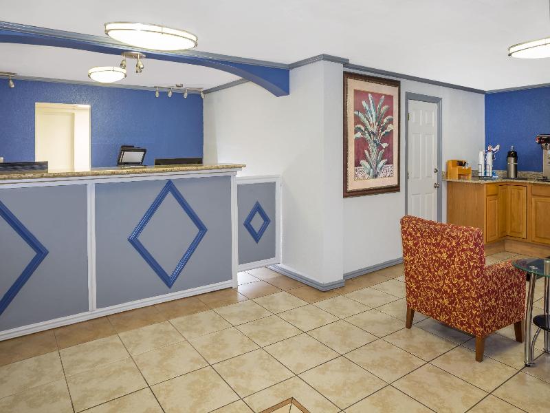 Travelodge By Wyndham Fort Myers North image