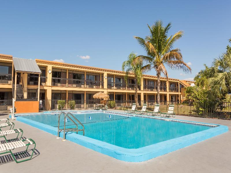 Travelodge By Wyndham Fort Myers North image