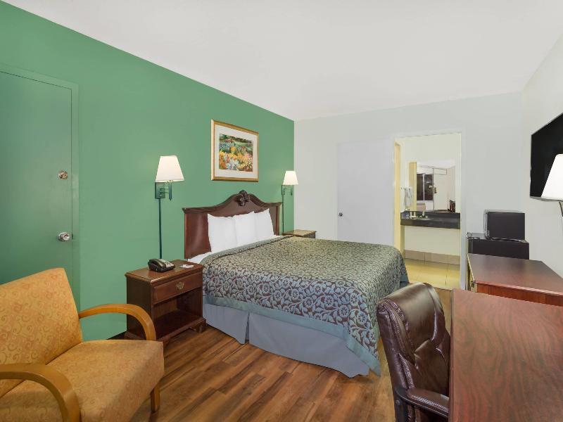 Travelodge By Wyndham Fort Myers North image