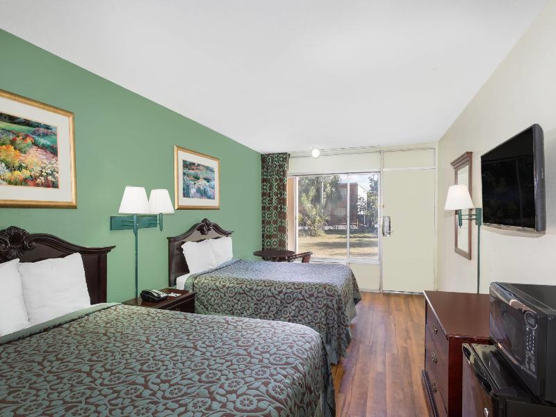 Travelodge By Wyndham Fort Myers North image