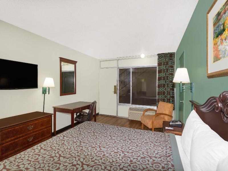 Travelodge By Wyndham Fort Myers North image
