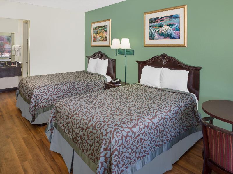 Travelodge By Wyndham Fort Myers North image