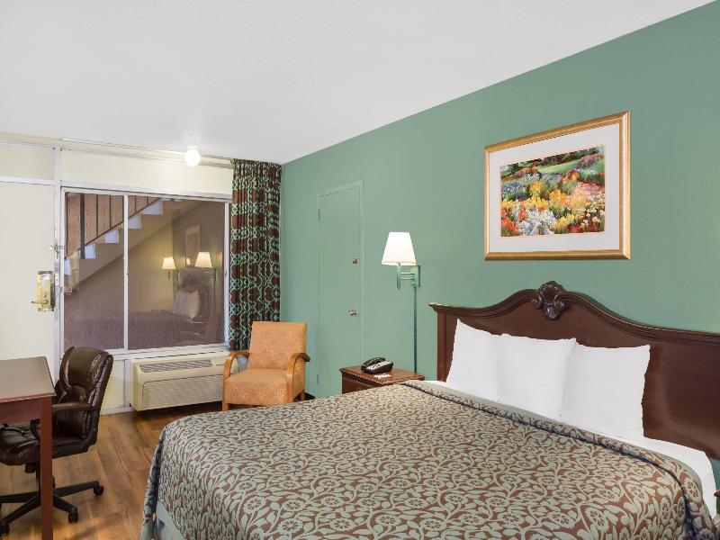 Travelodge By Wyndham Fort Myers North image