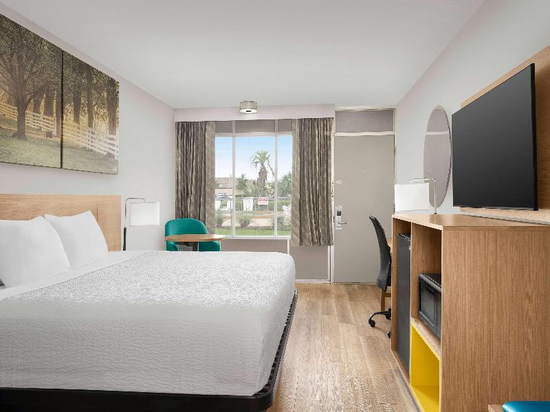 Days Inn By Wyndham Lake City I-75 image