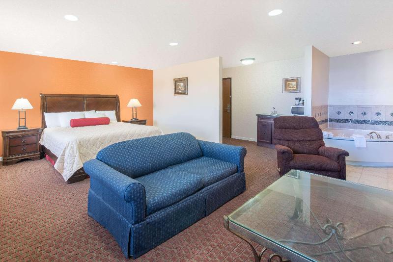 Days Inn By Wyndham Minot image