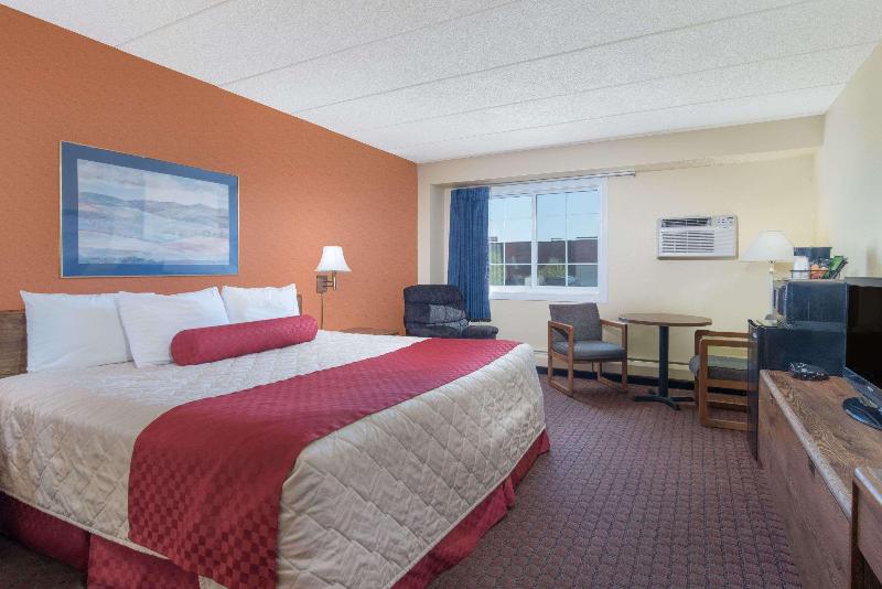 Days Inn By Wyndham Minot image