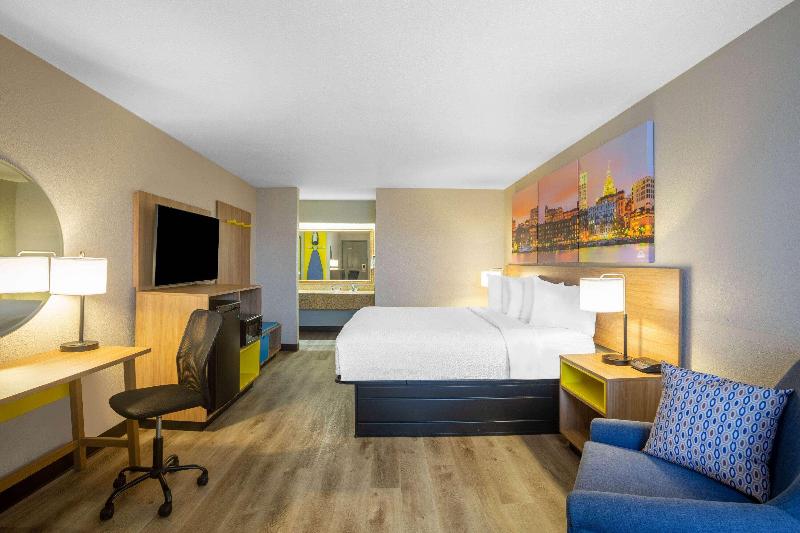 Days Inn By Wyndham Minot image