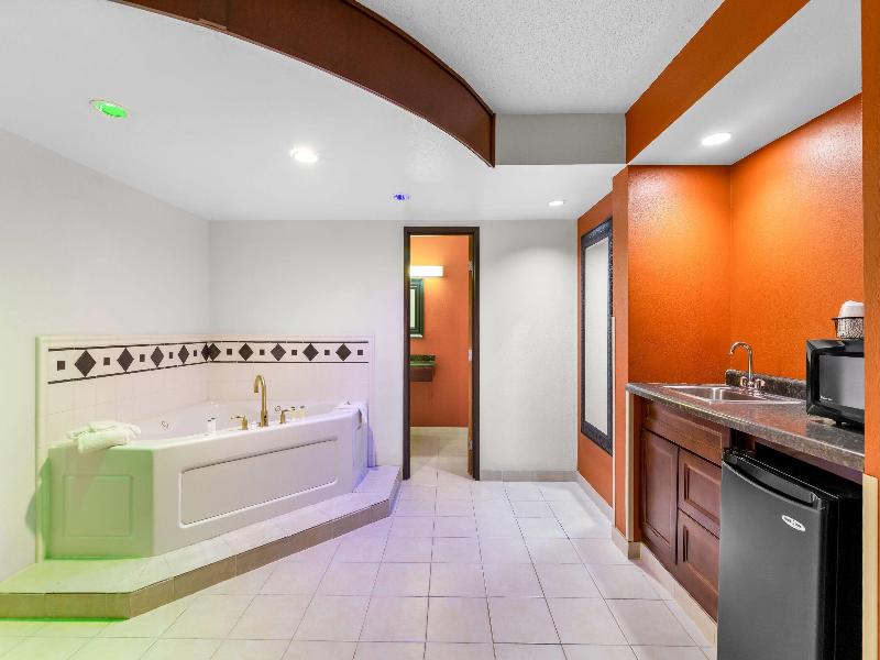 Days Inn By Wyndham Minot image